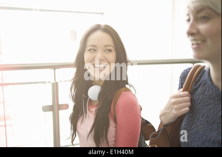 Zwei junge Frauen, lachen Stockfoto