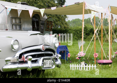 Hudson Hornet geparkt neben Air Stream Anhänger auf einem Vintage-Campingplatz in England UK Stockfoto