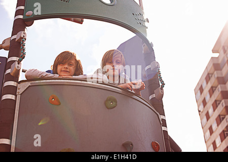 Zwei jungen auf Klettergerüst Stockfoto