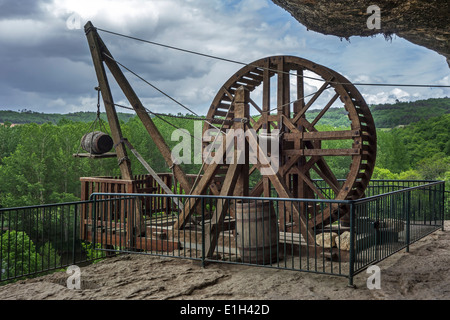 Mittelalterliche Treadwheel Kran in der befestigten Höhlenwohnungen Stadt La Roque Saint-Christophe, Peyzac le Moustier, Dordogne, Frankreich Stockfoto