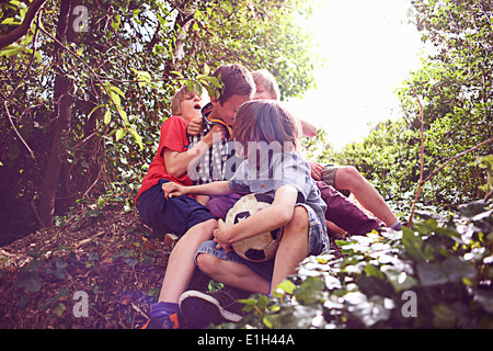 Jungs spielen im Wald Stockfoto