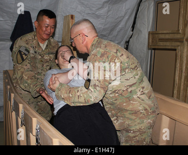 US Army 2nd Lt. Stephanie Judd, der Executive Officer für Charlie Kompanie, 615th Aviation Support Battalion, 1. Luft Kavallerie Stockfoto