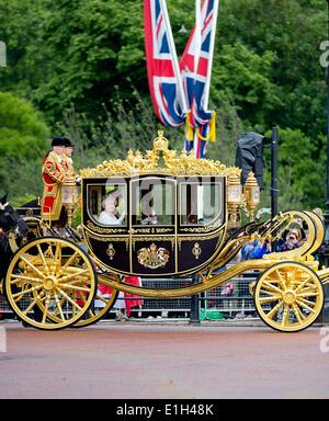 London, Großbritannien. 4. Juni 2014. Die britische Königin Elizabeth II macht ihren Weg durch königliche Kutsche entlang der Mall für ihren Zustand des Parlaments Eröffnungsrede in London, Großbritannien, 4. Juni 2014. Foto: Albert Philip Van Der Werf / / Nein Live News WIRE SERVICE/Dpa/Alamy Stockfoto