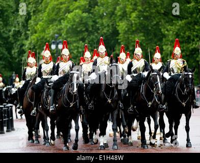 London, Großbritannien. 4. Juni 2014. Streitkräfte spielen eine wichtige Rolle in der Pomp und Zeremonie im Rahmen der Eröffnung des Landtags, in London, Großbritannien, 4. Juni 2014. Die Parlamentseröffnung ist einer der buntesten Veranstaltungen im zeremoniellen London Kalender bei allen Elementen der Armee Haushalt Division und andere Elemente der US-Streitkräfte, säumen die Straßen und begleiten ihre Majestät die Königin Prozession vom Buckingham Palace, das House Of Lords. Foto: Albert Philip Van Der Werf / / Dpa/Alamy Live News Stockfoto