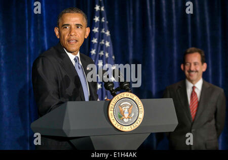 Warschau, Polen. 4. Juni 2014. UNS Präsident Barack Obama mit US-Botschafter in Polen Stephen Mull beim meet and greet mit der US-Botschaft Personal 4. Juni 2014 in Warschau, Polen. Der Besuch des Präsidenten nach Warschau fällt mit dem 25. Jahrestag der Polen aus Kommunismus. Bildnachweis: Planetpix/Alamy Live-Nachrichten Stockfoto