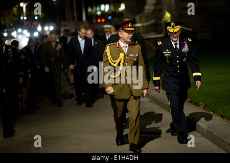 Britische Armee General Sir David Julian Richards, links, der Chef der Defence Staff und US Army General Martin E. Dempsey, chairm Stockfoto