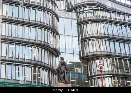 Die Statue der "Landwirtschaft" am Holborn Viaduct von Henry Bursill, in den Schatten gestellt durch die neue Glas und Stahl 60 Holborn Viaduct Gebäude Stockfoto