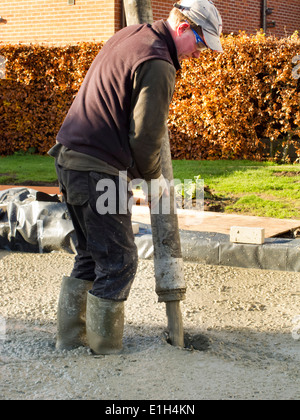 selbst Hausbau, man gießt Geschossdecke, Regie Betonpumpe Stockfoto