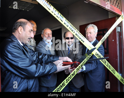 Links nach rechts: Afghan National Police Generalleutnant Jamil Junbish, Chef der Anti-Verbrechen; U.S. Navy Rear Admiral James Crawford, Rechtsstaatlichkeit Stockfoto