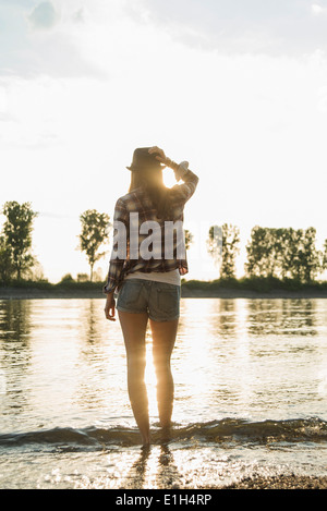 Junge Frau See stehen Stockfoto