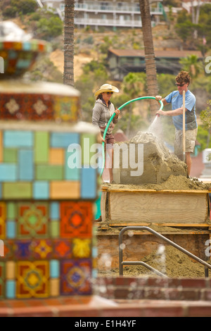 Zwei Künstler Sculpting Sand für den Catalina Island Flying Fish Festival, Avalon, Catalina, Kalifornien. Stockfoto