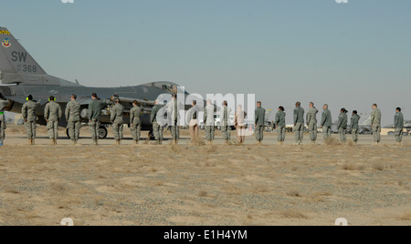 US-Flieger mit 332. Air Expeditionary Wing (AEW) Gruß Major General Kurt Neubauer, der 332. AEW-Kommandant, als seine aircra Stockfoto