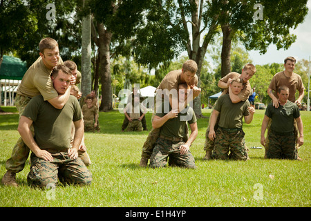 Australische Armee-Soldaten aus dem 5. Bataillon, königliches australisches Regiment Praxis Drossel halten Techniken auf US-Marines Zuord Stockfoto