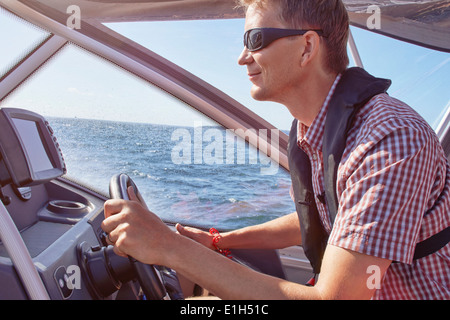 Mitte Männchen Boot fahren Stockfoto