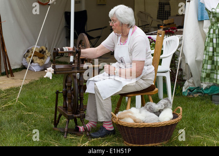 Dame mit einem Vintage Spinnrad Stockfoto