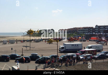 Amrum, Deutschland. 4. Juni 2014. Hubschrauber und Rettungsfahrzeuge kommen nach eine Kollision von der "Adler-Express" Fähre in den Hafen der nordfriesischen Insel Amrum, Deutschland, 4. Juni 2014. Die Fähre krachte in die Anlegestelle. Mehrere Personen wurden leicht verletzt.   Bildnachweis: SEBASTIAN ENGEL/Dpa picture Alliance/Alamy Live News Stockfoto