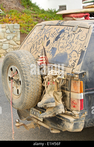 Gereinigt werden muss. SUV, die unter einer dicken Schicht von Staub und Schmutz geparkt in Avalon, Santa Catalina Island, Kalifornien. Stockfoto