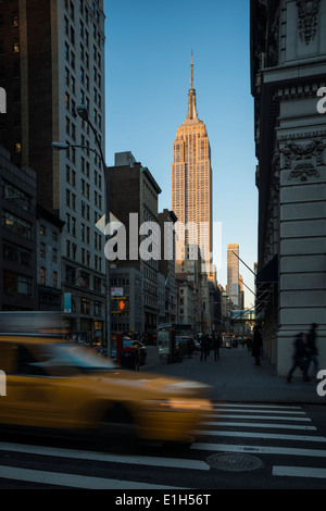 Street View von New York mit dem Empire State Building in Sicht Stockfoto