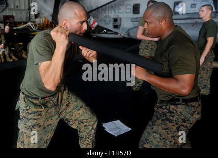 PAZIFISCHEN OZEAN? Sgt. Miguel O. Bravo und Staff Sgt Christian L. Dueberry Praxis Marine Corps Martial Arts an Bord USS Makin Stockfoto