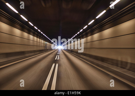 Bewegungsunschärfe Ansicht des Strassentunnels Stockfoto