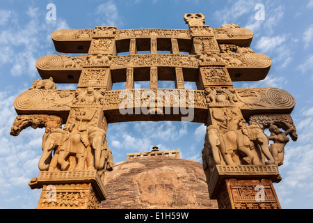 Gateway-Dekoration der große Stupa - antike buddhistische Monument. Sanchi, Madhya Pradesh, Indien Stockfoto