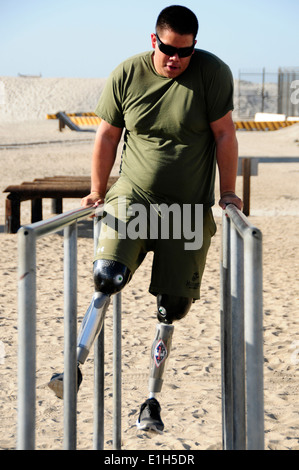 Verwundeten US Service Mitglied zugeordnet, Naval Medical Center San Diego beteiligt sich an dem Hindernis-Parcours an der Naval Specia Stockfoto