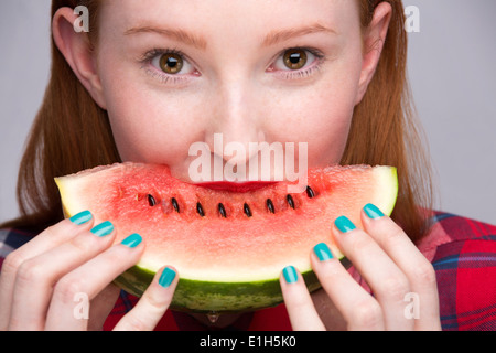 Junge Frau mit Scheibe Wassermelone Stockfoto