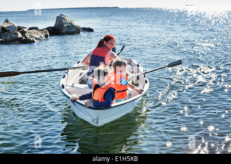 Mutter und zwei Söhnen im Rudern Boot am See, Hotels, Schweden Stockfoto