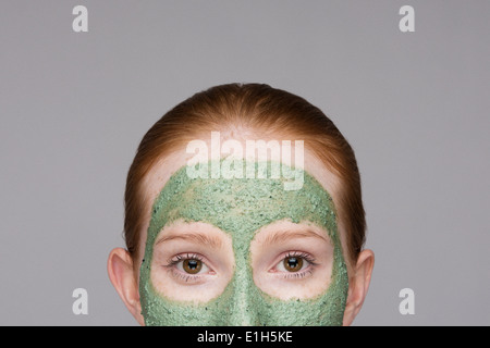 Bild der jungen Frau mit Gesichtsmaske beschnitten Stockfoto