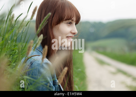 Porträt der jungen Frau neben Feldweg Stockfoto