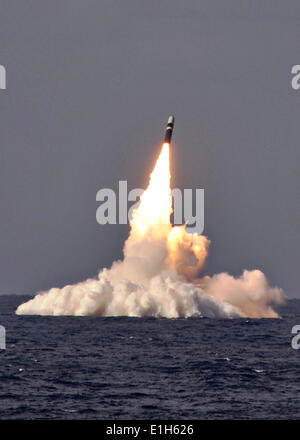 Ein US-Marine Trident II D-5 ballistische Flugkörper ist Ozean von ballistischen Raketen Ohio-Klasse-u-Boot USS West Virginia während ein Raketentest 2. Juni 2014 in den Atlantik Missile Range gestartet. Stockfoto