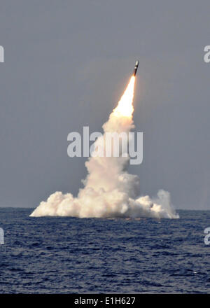 Ein US-Marine Trident II D-5 ballistische Flugkörper ist Ozean von ballistischen Raketen Ohio-Klasse-u-Boot USS West Virginia während ein Raketentest 2. Juni 2014 in den Atlantik Missile Range gestartet. Stockfoto