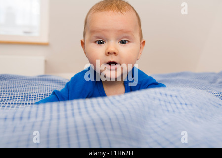 Porträt von zufriedenen 7 Monate alten Baby Mädchen Blick in die Kamera Stockfoto