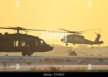 Zwei US-Armee UH-60 Black Hawk Hubschrauber bereitet für den Start in Bagram Air Field, Afghanistan, 4. Dezember 2011. Stockfoto