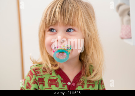 Porträt von glücklich 2 Jahre altes Mädchen mit Schnuller Stockfoto