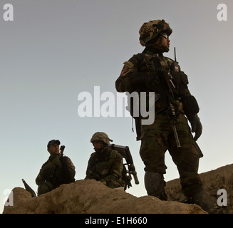 Afghanische nationale Armee-Commandos ziehen Sicherheit während einer Clearing-Operation im Ghorak District, Provinz Kandahar, Afghanistan, De Stockfoto