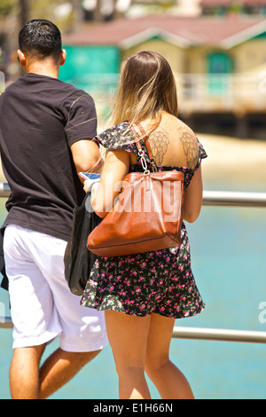 Junges Paar am Strand in Avalon, Catalina, Kalifornien. Stockfoto