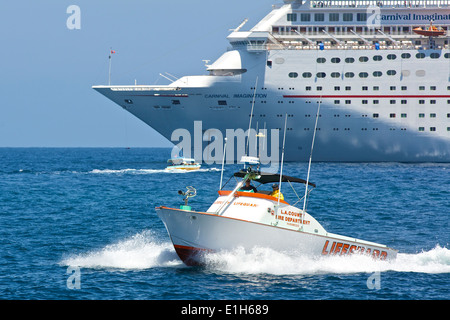 LA County Feuerwehr Rettungsschwimmer Bereitschaftsboot Geschwindigkeiten Vergangenheit der Carnival Inspiration Kreuzfahrtschiff, verankert, Avalon, Catalina Island, Kalifornien. Stockfoto