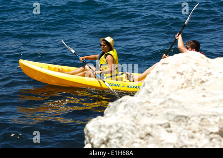 Junges Paar die Vermeidung der Felsen in ein Kanu aus Avalon, Catalina Island, Kalifornien. Stockfoto