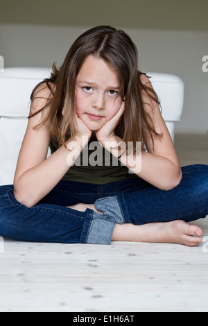 Porträt von unglücklich zwölfjähriges Mädchen mit Kopf in Händen Stockfoto