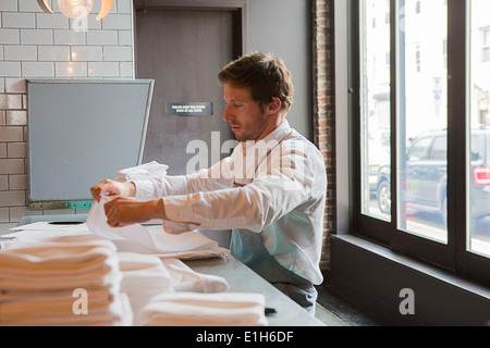 Koch bereitet Servietten im restaurant Stockfoto