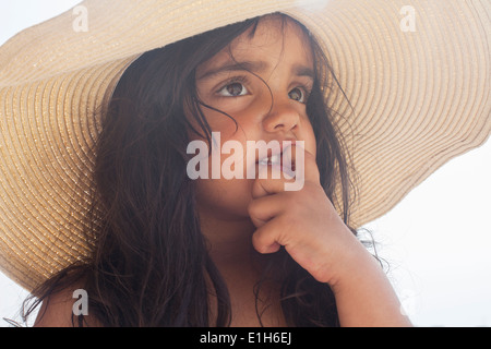 Porträt des jungen Mädchens in Sonnenhut hautnah Stockfoto