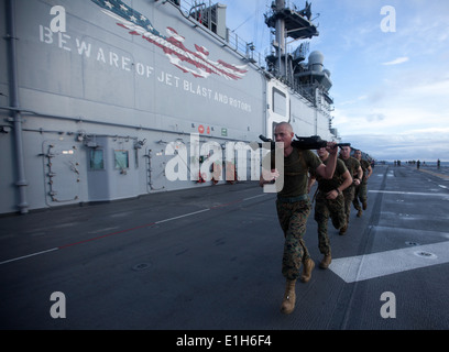 Pazifischer Ozean - läuft Rifleman Lance Cpl. Matthew Stowe mit einem M240B mittlere Maschinengewehr an Bord USS Makin Island hier Dez. 7. St. Stockfoto