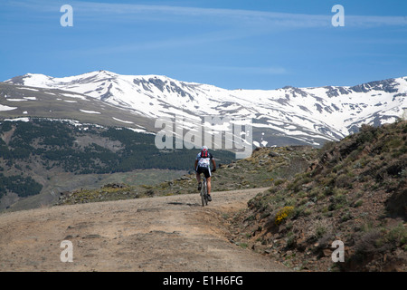 Radfahren in den Bergen der Sierra Nevada in der hohen Alpujarras in der Nähe von Capileira, Provinz Granada, Spanien. Stockfoto