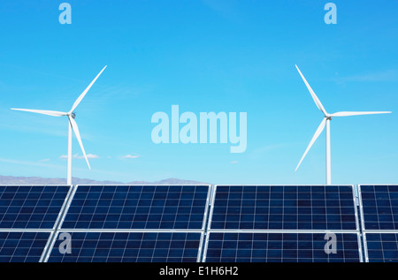 Photovoltaik-Solarzellen und Windräder, San Gorgonio Pass Wind Farm, Palm Springs, Kalifornien, USA Stockfoto