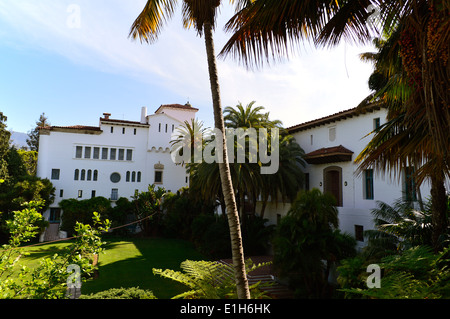 Das Exterieur des schönen und historischen arbeiten Court House in Santa Barbara, Kalifornien. Stockfoto