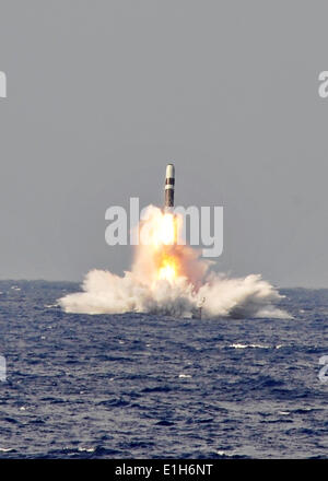 Ein US-Marine Trident II D-5 ballistische Flugkörper ist Ozean von ballistischen Raketen Ohio-Klasse-u-Boot USS West Virginia während ein Raketentest 2. Juni 2014 in den Atlantik Missile Range gestartet. Stockfoto