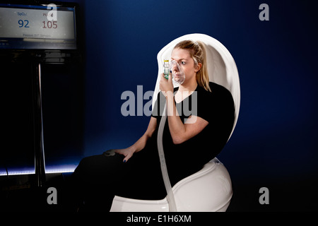 Junge Frau mit Gesichtsmaske in Höhe Fitnesscenter Stockfoto