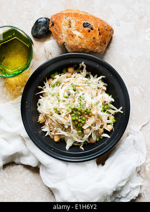Stillleben mit Salatteller mit Olivenbrot Stockfoto