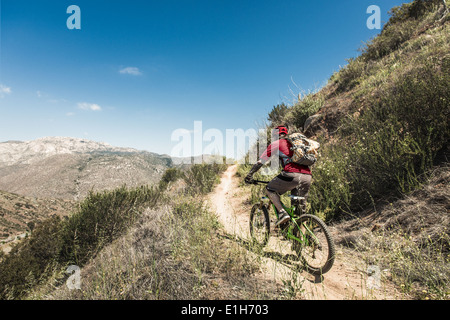 Mountain Biker klettern Hügel Stockfoto